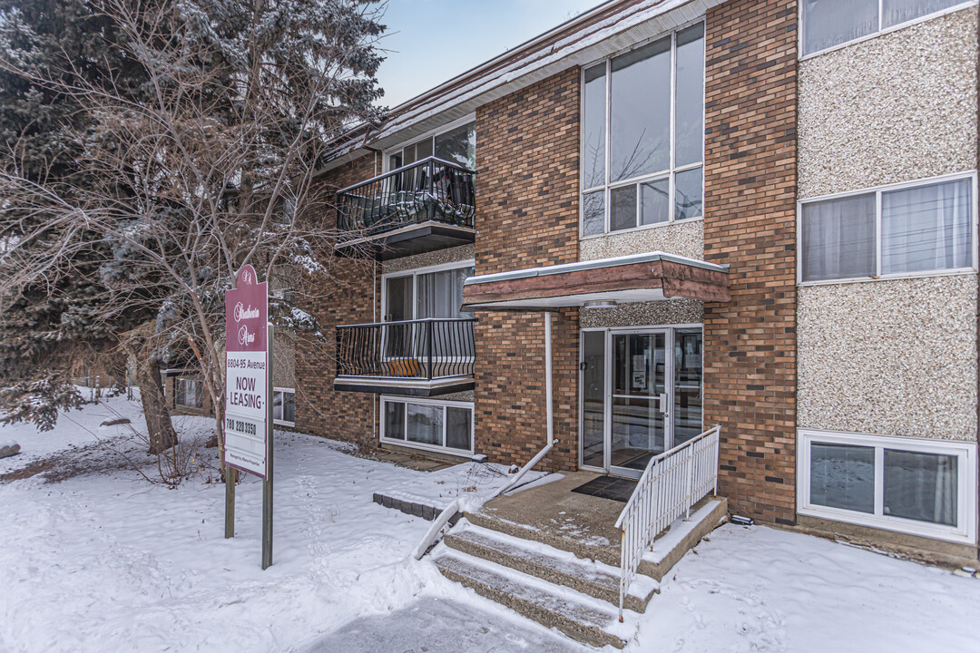 Strathearn Arms Apartments in Edmonton, AB - Building Photo