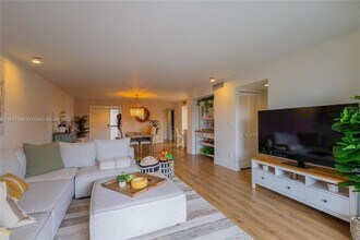 16091 Blatt Blvd in Weston, FL - Foto de edificio - Building Photo