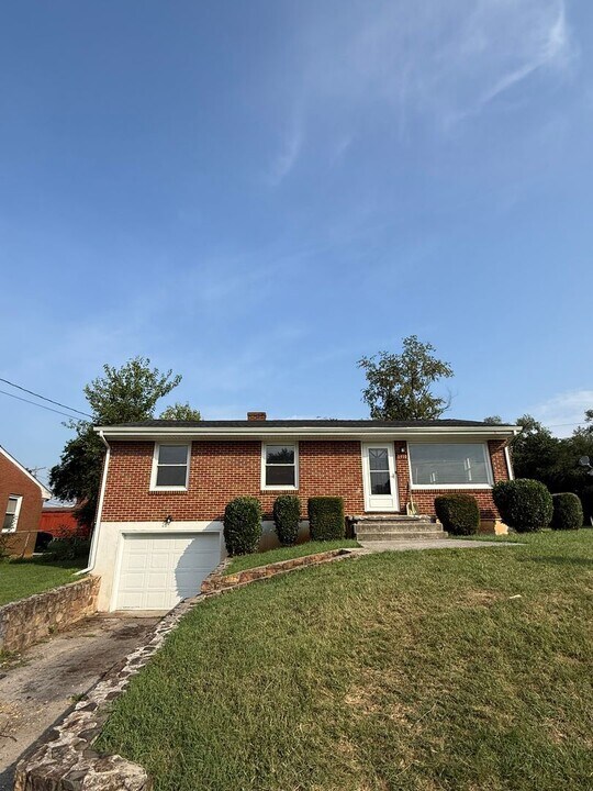 1910 Glenroy St NW in Roanoke, VA - Building Photo