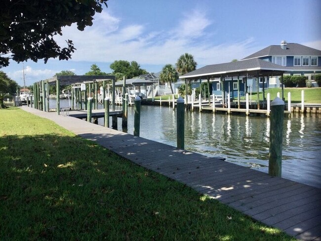 1054 Edgewater Ln in Gulf Breeze, FL - Building Photo - Building Photo