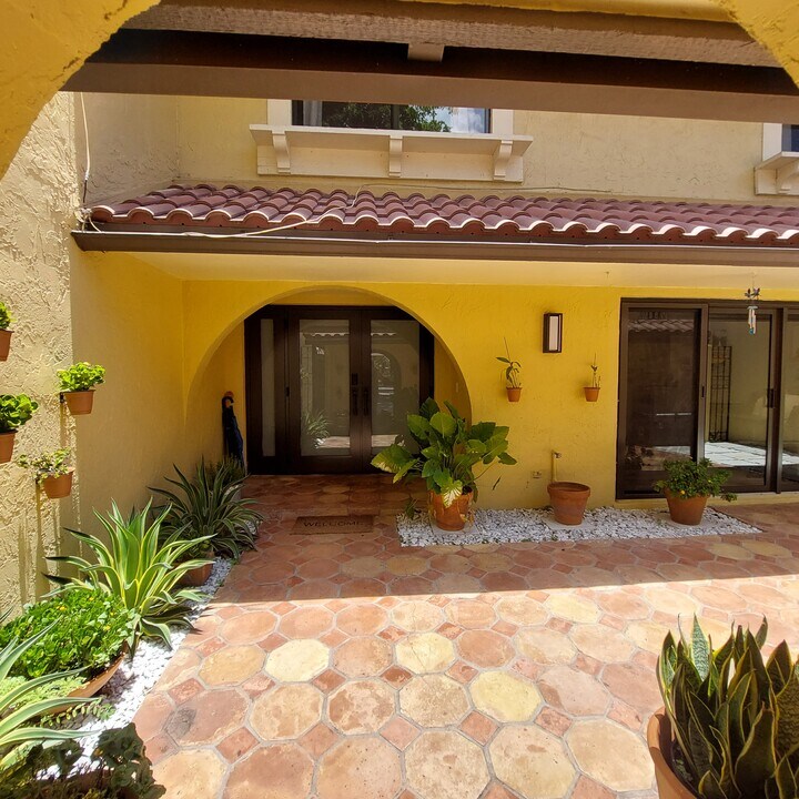 3871 Alcantara Ave in Doral, FL - Building Photo