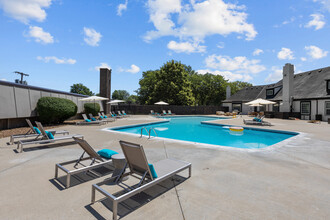 Fox Run Apartments in Shawnee, KS - Foto de edificio - Building Photo