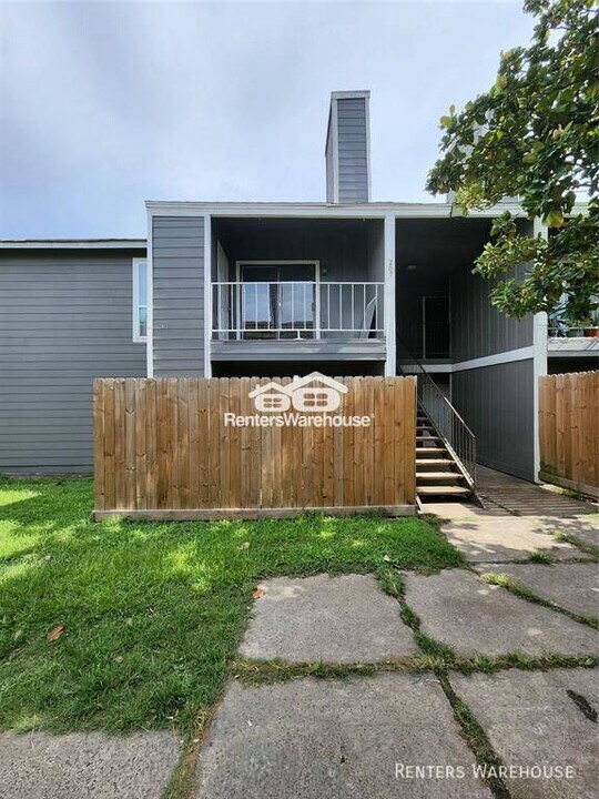 8034 Antoine Dr in Houston, TX - Building Photo