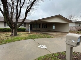 1025 W Terry St in Slaton, TX - Building Photo