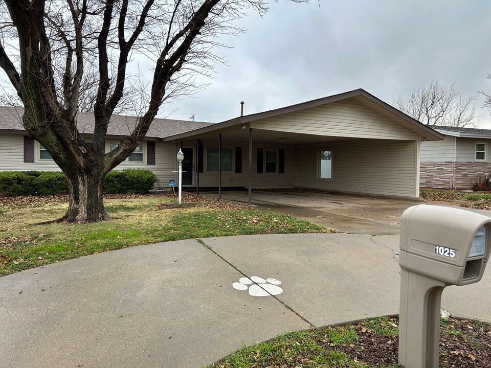 1025 W Terry St in Slaton, TX - Building Photo