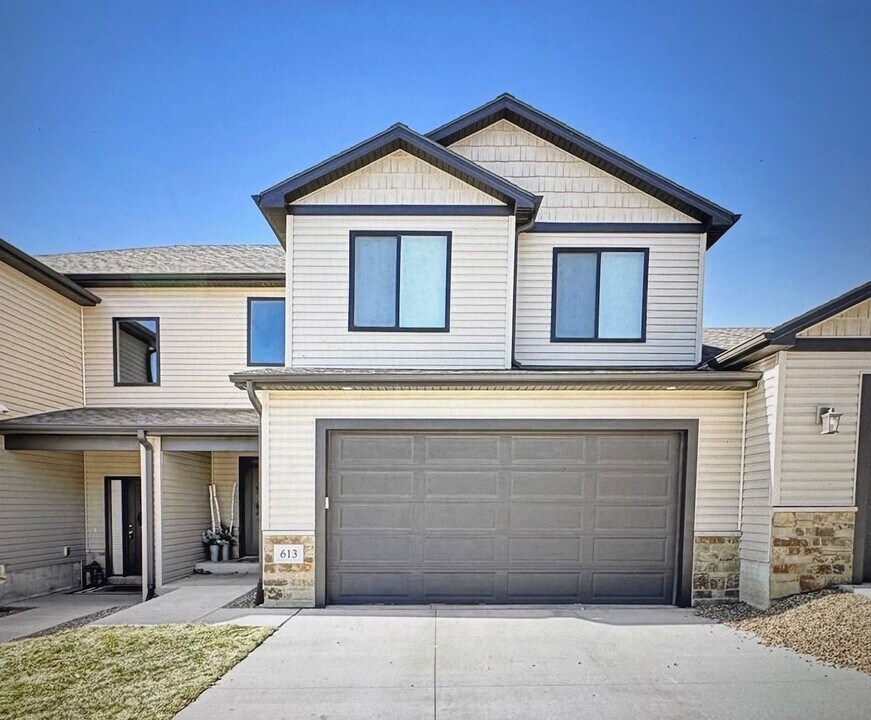 613 Garrett Pl in Hickman, NE - Foto de edificio