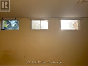 23 Pineway Blvd in Toronto, ON - Building Photo - Building Photo