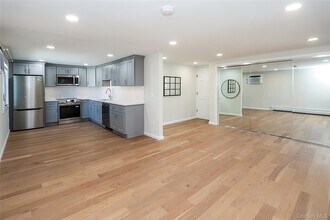 248 Montgomery Ave in West Babylon, NY - Building Photo - Building Photo
