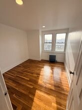 2051 33rd St, Unit 3 in Astoria, NY - Foto de edificio - Building Photo