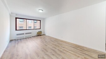 85 8th Ave in New York, NY - Building Photo