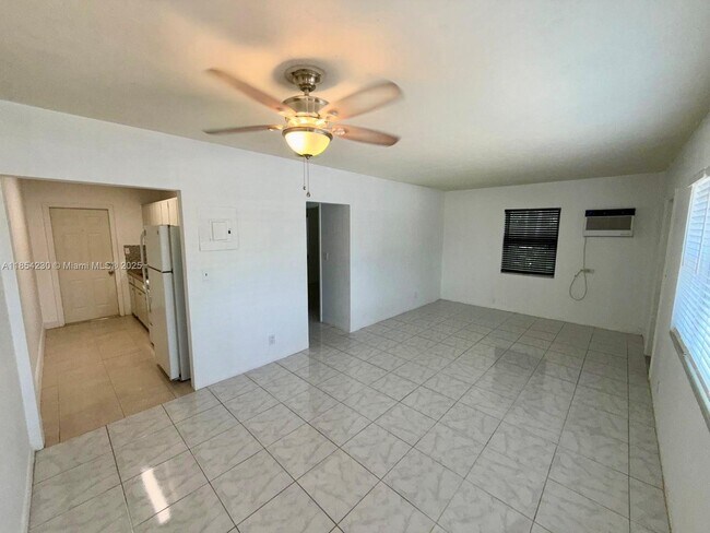 1061 NE 34th Ct in Oakland Park, FL - Foto de edificio - Building Photo