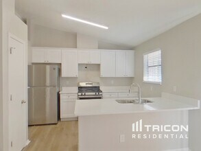 2053 Stablewood Cove in Lithonia, GA - Foto de edificio - Building Photo