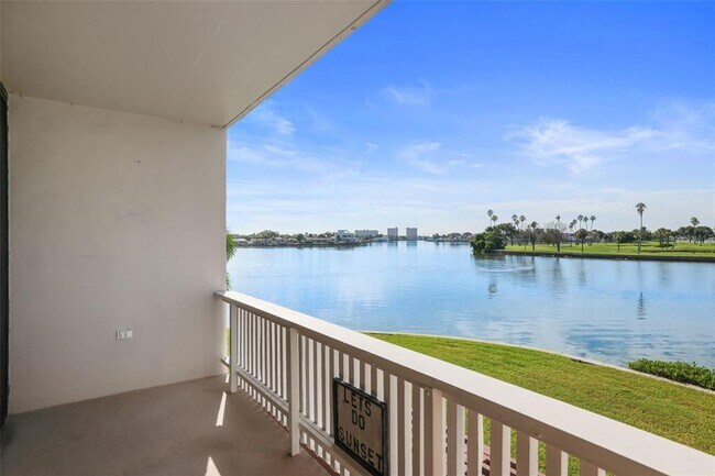 450 Treasure Island Causeway in Treasure Island, FL - Building Photo - Building Photo