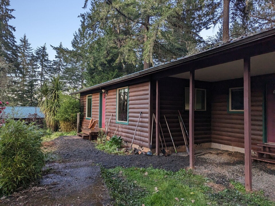 710 Wolf Valley Dr in Umpqua, OR - Building Photo