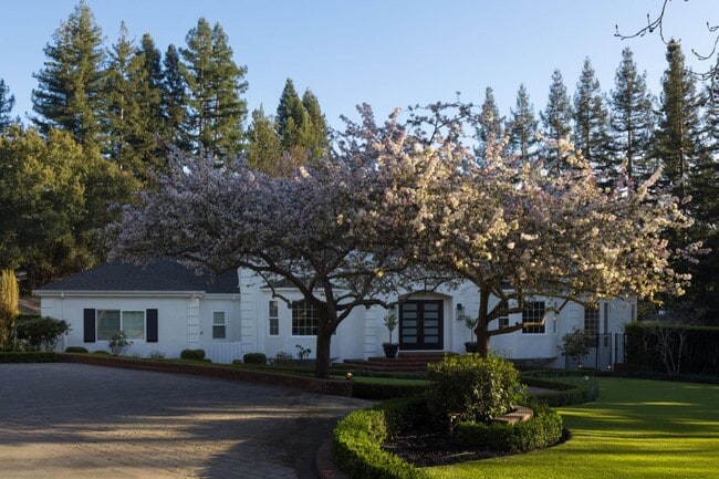 property at 10 Meadow Ln