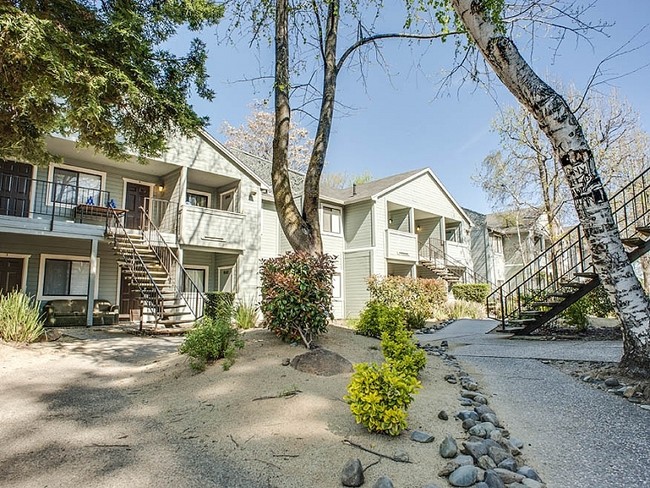 Oakwood in Chico, CA - Foto de edificio - Building Photo