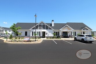 Universal at Strawberry Plains in Knoxville, TN - Foto de edificio - Building Photo