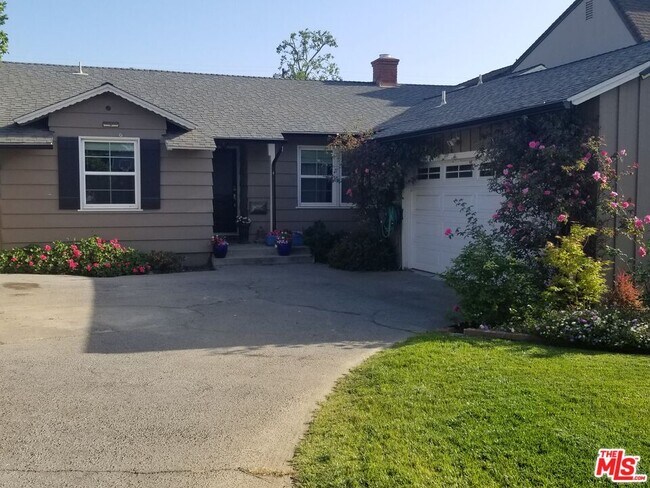 13400 Weddington St in Los Angeles, CA - Building Photo - Building Photo