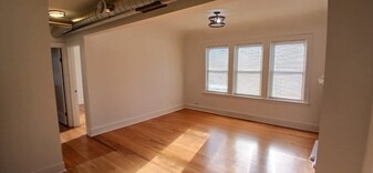 6452 W Dickens Ave, Unit 2W in Chicago, IL - Foto de edificio - Building Photo