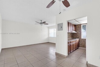 1154 W 35th St in Hialeah, FL - Foto de edificio - Building Photo