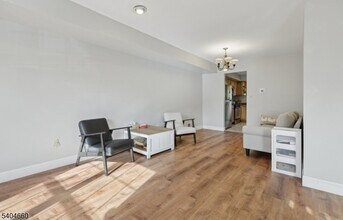 360 Cotswold Pl in Franklin Township, NJ - Foto de edificio - Building Photo