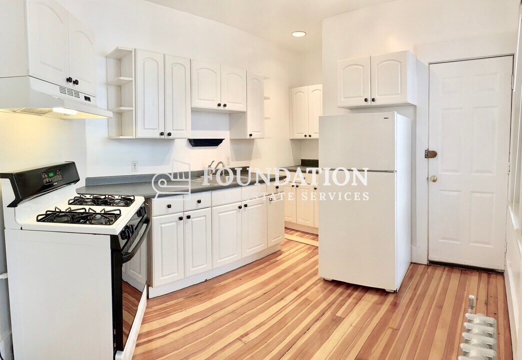 1695 Commonwealth Ave, Unit 4 in Boston, MA - Building Photo