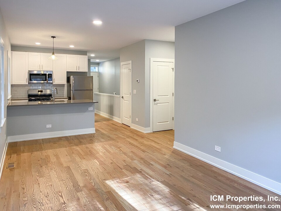 344 W Dickens Ave, Unit 2111-1 in Chicago, IL - Foto de edificio