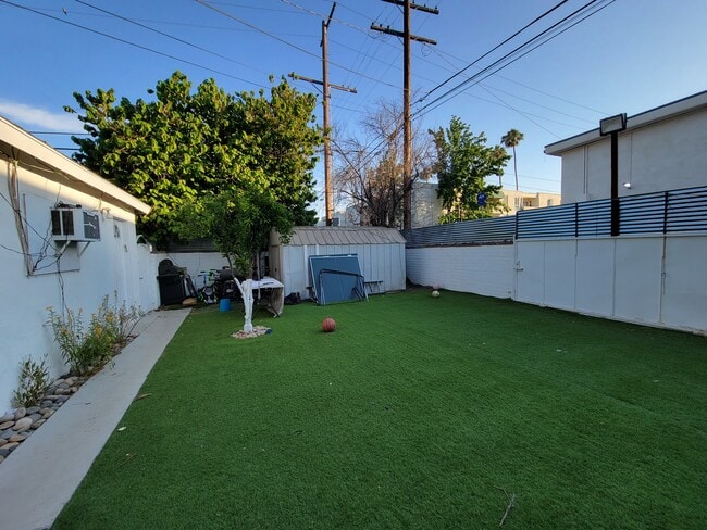 6251 Canby Ave, Unit Guesthouse in Tarzana, CA - Foto de edificio - Building Photo