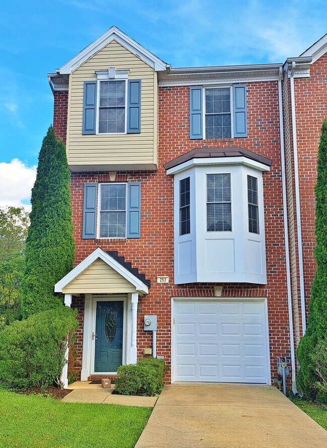253 N Front St in New Freedom, PA - Foto de edificio - Building Photo