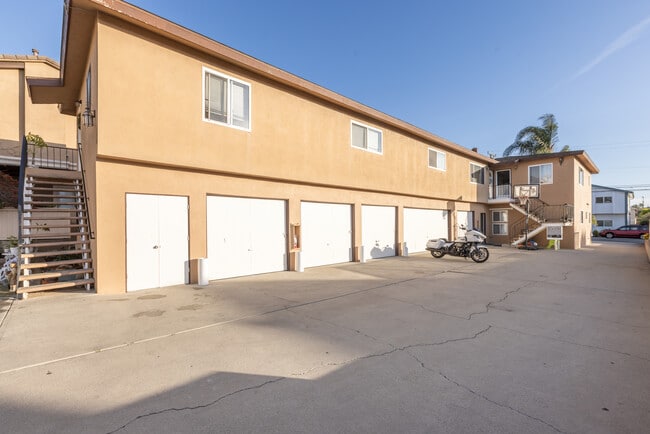 2417 Huntington Ln, Unit D in Redondo Beach, CA - Foto de edificio - Building Photo