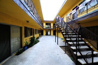 5388 Poplar Blvd in Los Angeles, CA - Foto de edificio - Building Photo