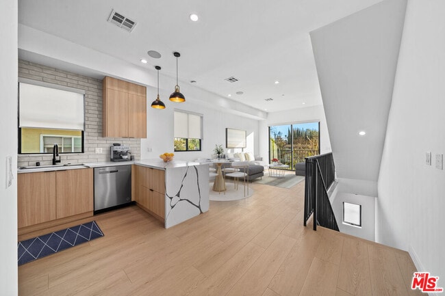 13841 Burbank Blvd in Los Angeles, CA - Building Photo - Building Photo