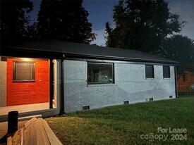 2052 Syracuse Dr in Charlotte, NC - Building Photo