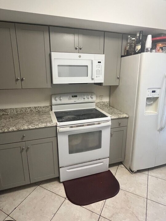 208 Lake Pointe Dr in Oakland Park, FL - Building Photo