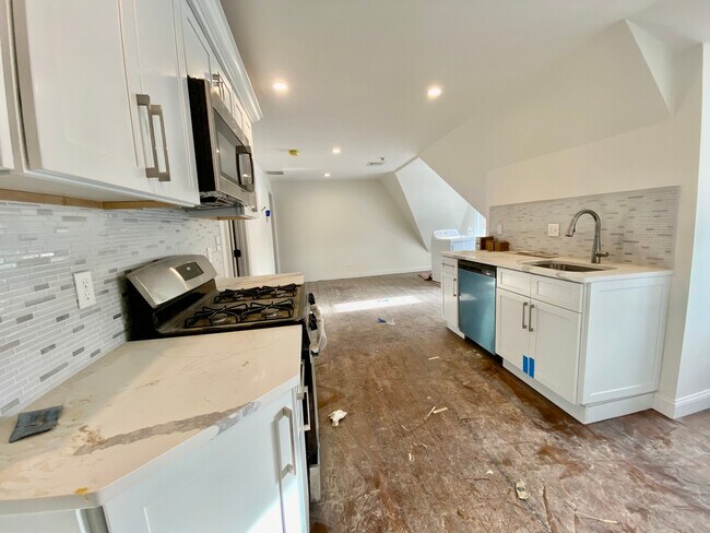 21 Bellevue St, Unit 3 in Waltham, MA - Foto de edificio - Building Photo