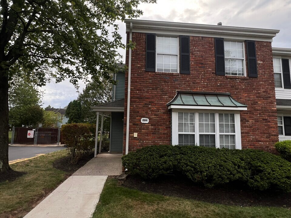 384 Inwood Ct in Somerset, NJ - Foto de edificio