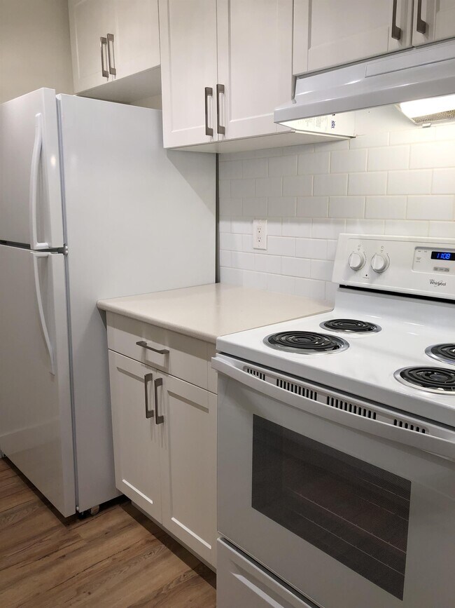 575 Marifield Ave in Victoria, BC - Building Photo - Building Photo