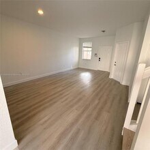 12185 SW 125th Ct in Miami, FL - Foto de edificio - Building Photo
