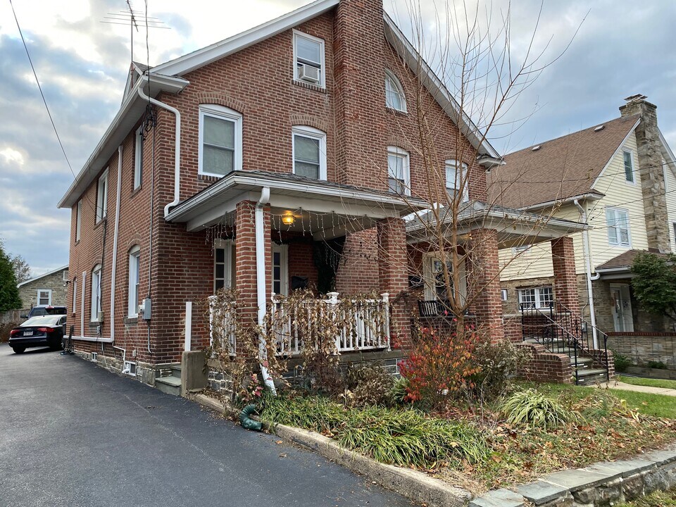 2432 E County Line Rd in Ardmore, PA - Foto de edificio