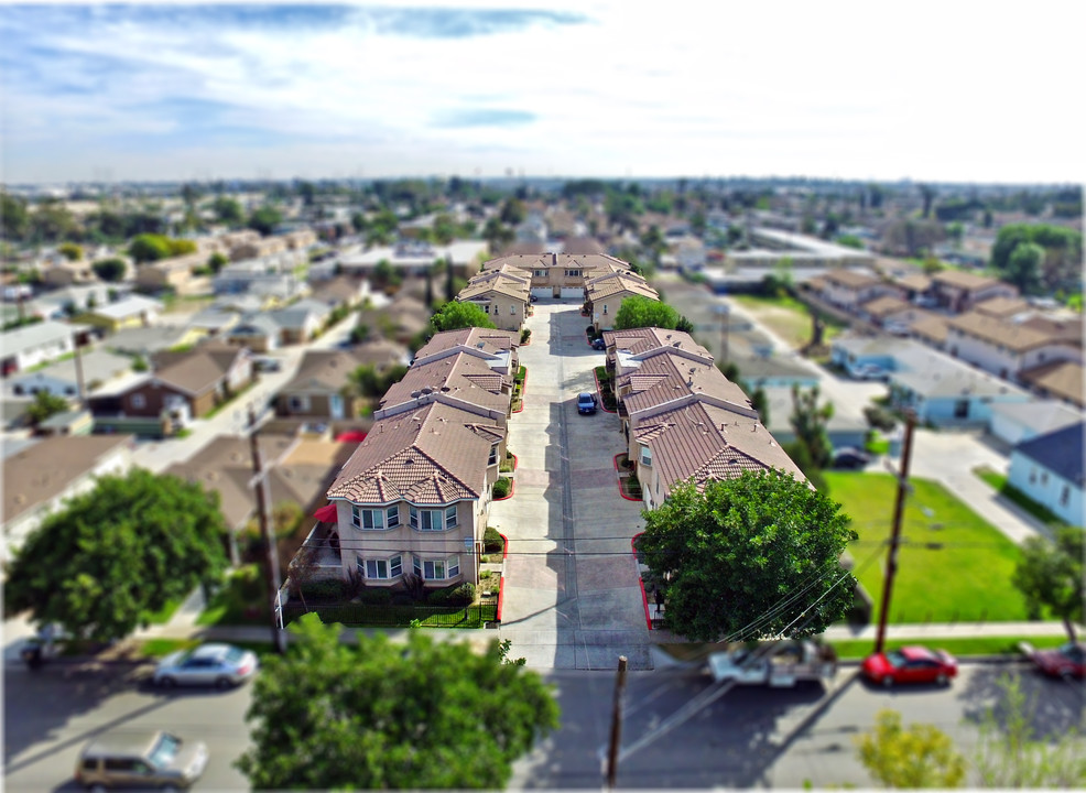 5142-5150 1/2 Live Oak St in Cudahy, CA - Building Photo