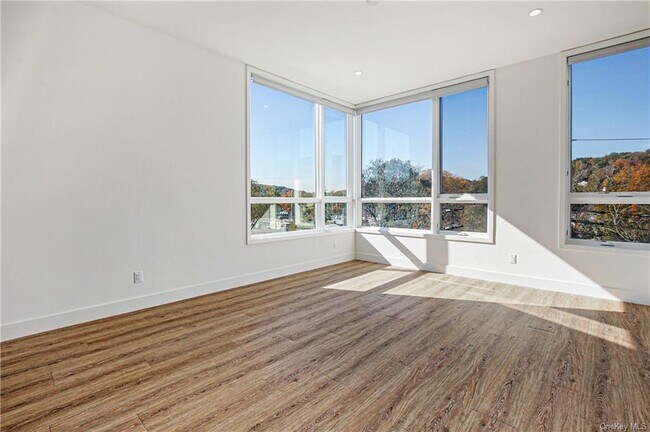 39 Washington Ave, Unit 305 in Pleasantville, NY - Foto de edificio - Building Photo