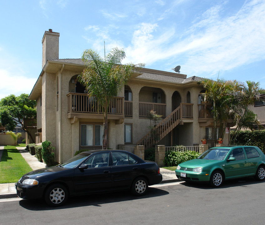 4902 Charlene Cir in Huntington Beach, CA - Building Photo