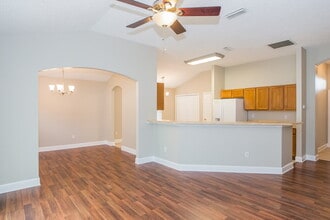 1824 Creekview Dr in Green Cove Springs, FL - Foto de edificio - Building Photo