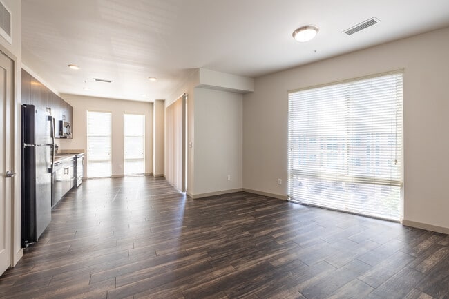 Garden Court at Yale Station in Denver, CO - Foto de edificio - Interior Photo