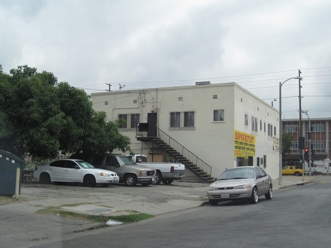 7675-7679 S San Pedro St in Los Angeles, CA - Foto de edificio - Building Photo