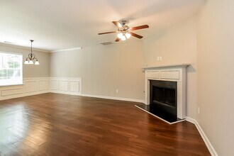 365 Hidden Creek Ln in Canton, GA - Foto de edificio - Building Photo