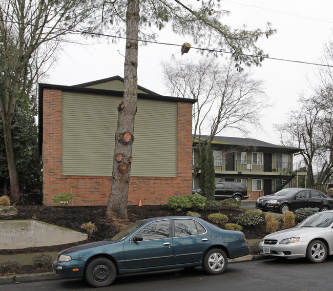 Pines East in Portland, OR - Foto de edificio - Building Photo