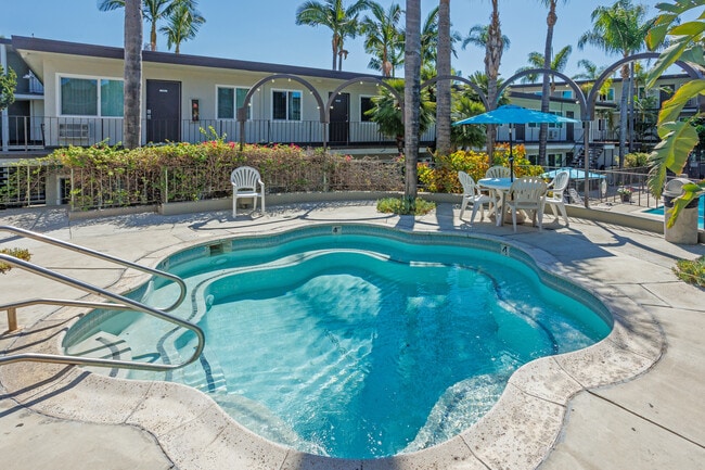 La Habra Hills Apartments in La Habra, CA - Foto de edificio - Building Photo