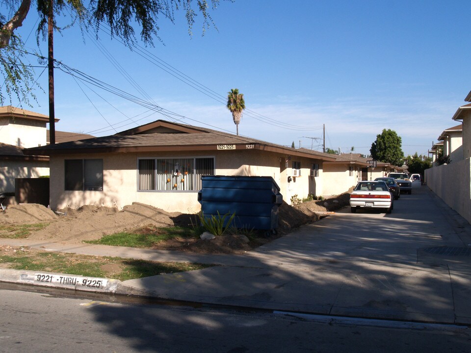 9221 Cedar St in Bellflower, CA - Foto de edificio
