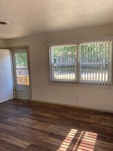 4207 &amp; 4205 8th st in Rockford, IL - Foto de edificio - Interior Photo